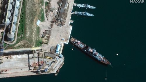 Cette image satellite fournie par Maxar Technologies montre le croiseur Moskva dans le port de Sébastopol en Crimée le 7 avril 2022.