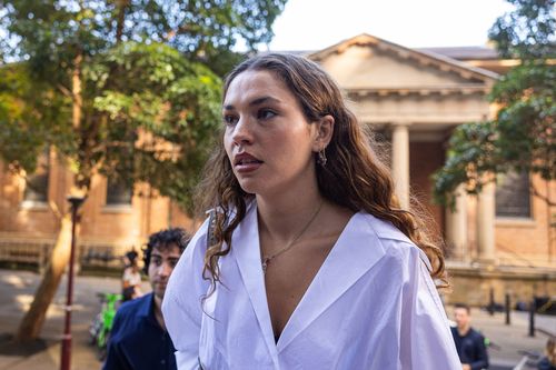 Charlotte MacInnes chegando ao complexo do Tribunal de Justiça em Greens Square, Sydney, NSW, sexta-feira, 24 de abril de 2026. Foto: Sam Mooy / The Sydney Morning Herald