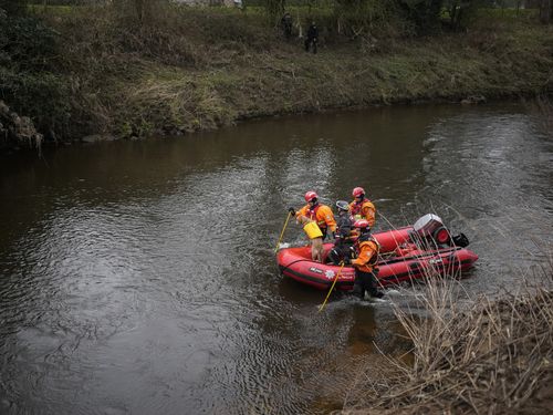 Un chien de recherche de la police du Lancashire et une équipe du service d'incendie et de sauvetage du Lancashire recherchent la femme disparue Nicola Bulley dans le village de St Michael's on Wyre, au Royaume-Uni.