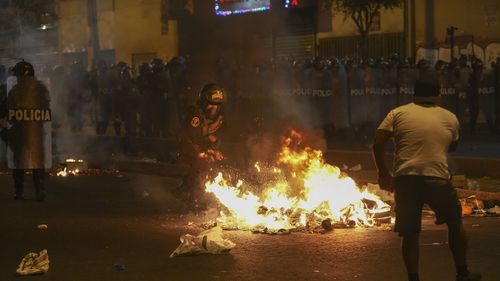 La police nettoie une rue lors de manifestations anti-gouvernementales à Lima, au Pérou, le vendredi 20 janvier 2023. Les manifestants demandent la démission de la présidente Dina Boluarte, la libération de prison du président déchu Pedro Castillo et des élections immédiates.