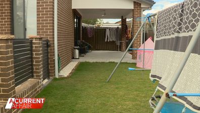 Une petite fille a été laissée dans l'arrière-cour d'une maison de Blacktown il y a près de deux semaines.