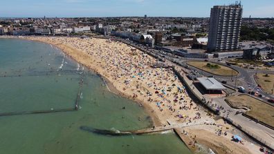 Посетители пляжа в приливном бассейне Маргейт во время прилива 16 июля 2022 года в Маргейте, Великобритания.