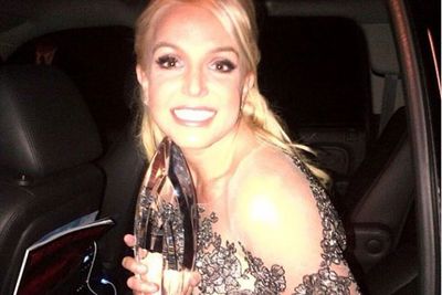 @britneyspears: OMG! Thank you so much for choosing me as your Favorite Pop Artist! I love y'all so much! Xo!