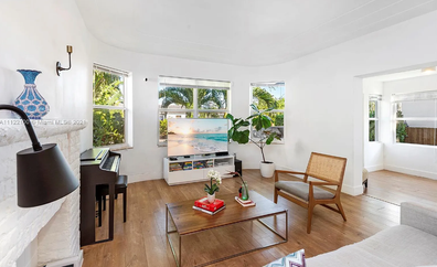 Съобщава се, че Жизел Бюндхен е купила скромен дом в стил арт деко в Маями, преди да финализира развода си с Том Брейди.