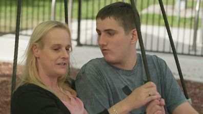 Zac Bryant annesi Dani ile parktayken.