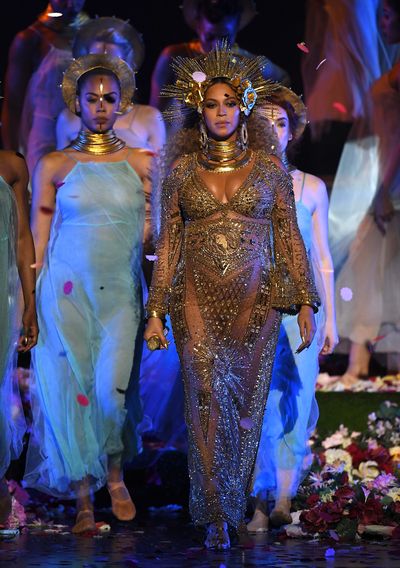 <p>2017: Your standard
Duchess of Cambridge, Peter Pan collar maternity wear isn&rsquo;t going to work for
Beyonc&eacute;.</p>
<p>At a knockout Grammys performance, Beyonce looked every inch the
goddess in a golden gown from Peter Dundas, formerly of Roberto Cavalli and
Pucci.</p>