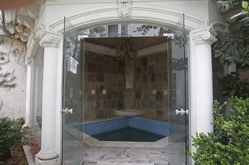 The jacuzzi in the mansion of Mexican Chinese businessman Zhenli Ye Gon.