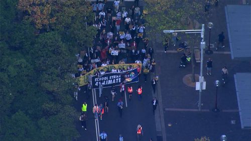 成千上万的学生今天来到悉尼的中央商务区，为气候行动游行。