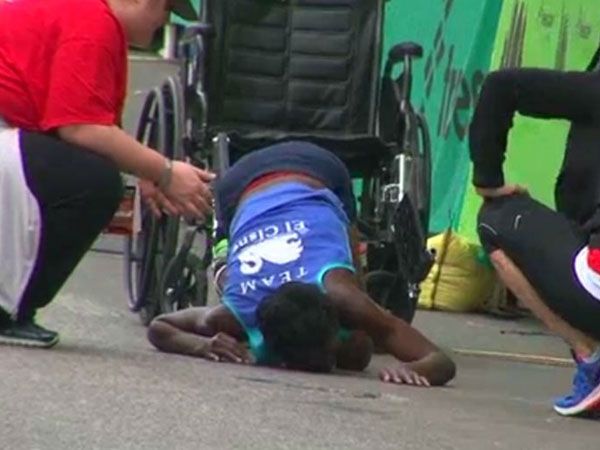 Marathon runner crawls to the line