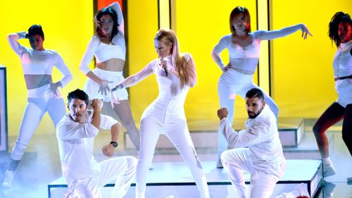 Iggy Azalea performs at the People's Choice Awards in LA. (Getty)