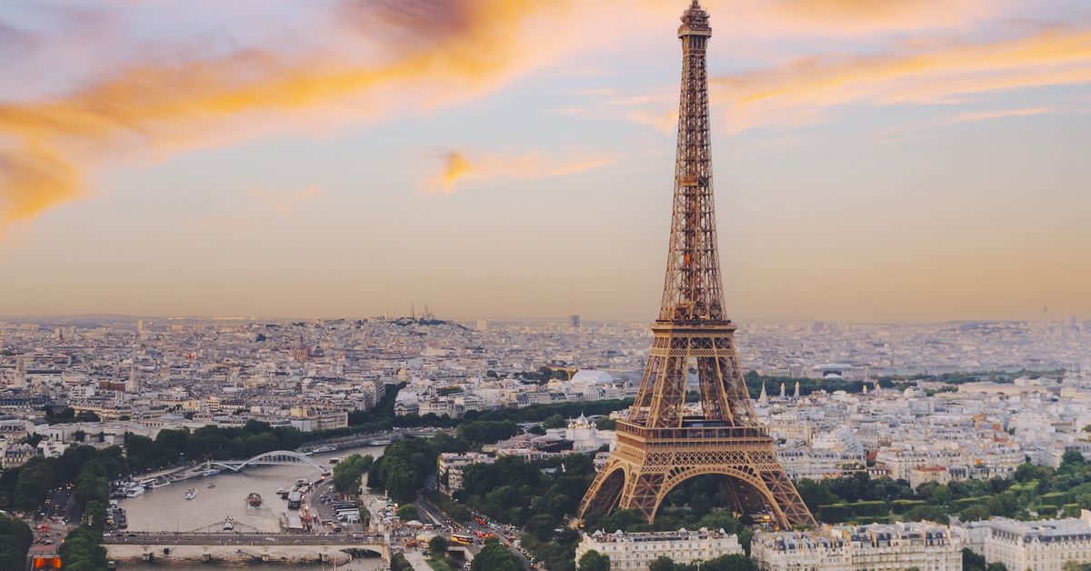 France bans smoking in parks and beaches