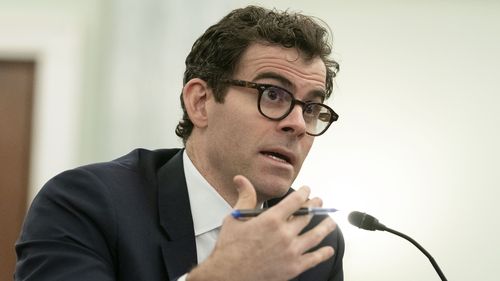 Adam Mosseri, il capo di Instagram, testimonia davanti all'udienza della sottocommissione per il commercio, la scienza e i trasporti del Senato per la protezione dei consumatori, la sicurezza dei prodotti e la sicurezza dei dati al Campidoglio di Washington, mercoledì 8 dicembre 2021. (AP Photo/Jose Luis Magana)