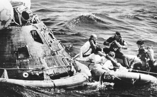 Apollo 16 Astronautas, a esquerda usando disputas brancas, Thomas Kenneth Mattingly, John Young e Charles Líder, Paz em 27 de abril de 1972. Satontaut em abril sa Apollo 13 sa Astrona APLOXO Apovers Apollo Apollo 13 Sa