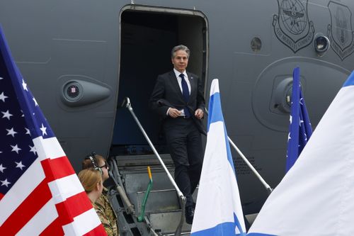Le secrétaire d'État américain Antony Blinken débarque d'un avion à son arrivée à Tel Aviv, en Israël, le vendredi 22 mars 2024. 