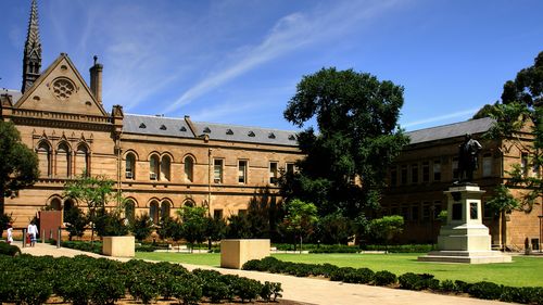 - a Ala dos Clássicos Antigos (Edifício Mitchell no Terraço Norte) da Universidade de Adelaide e o crescente Goodman
