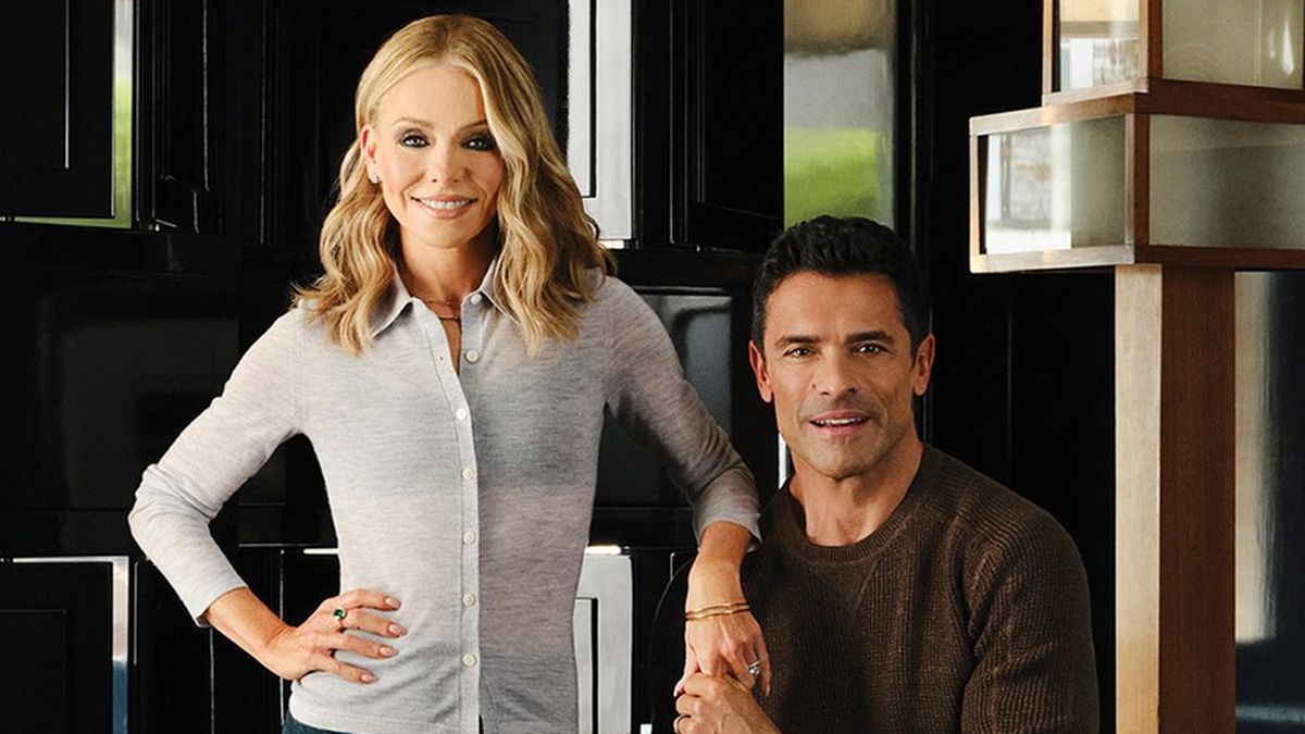 Celebrity homes: In Kelly Ripa and Mark Consuelos' NYC townhouse, art deco  meets old Hollywood glamour - 9Honey