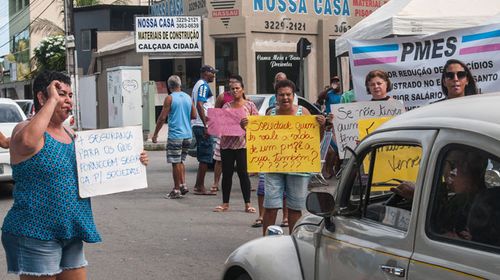 Protests over unpaid police salaried in Vitoria, Brazil. (Photo: AFP)