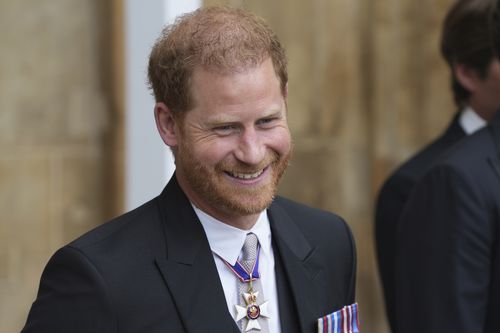 شاهزاده هری پس از تاجگذاری پادشاه چارلز سوم در لندن، شنبه، 6 می 2023، کلیسای وست مینستر را ترک می کند.