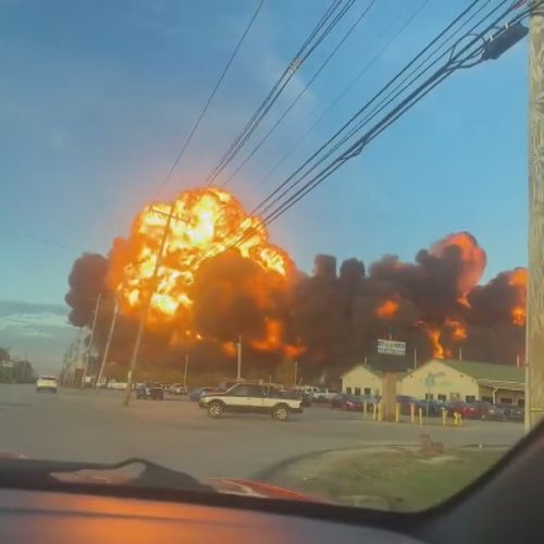 Um avião MD-11 da United Parcel Services (UPS) caiu logo após decolar perto do aeroporto de Louisville, Kentucky, de acordo com informações preliminares, disse uma fonte.