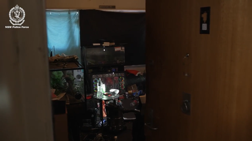 A polícia revistou várias propriedades em Sydney, incluindo um apartamento em Waterloo.