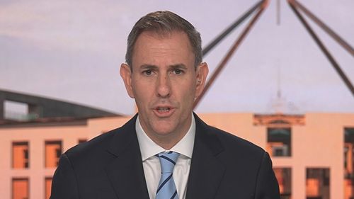 O tesoureiro Jim Chalmers defendeu a resposta do governo ao fornecimento de combustível a todos os australianos.