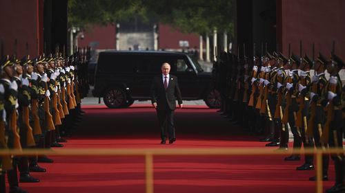 Rusya Cumhurbaşkanı Vladimir Putin, askeri geçitte hazır bulunuyor.