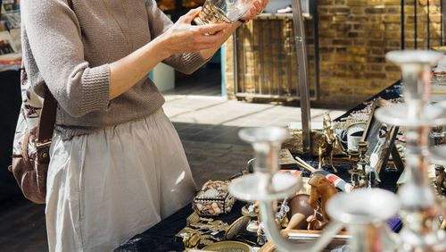 Donna al mercato delle pulci nel quartiere Greenwich di Londra, Inghilterra, Regno Unito