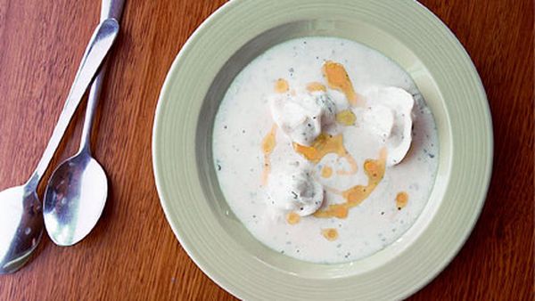 Hot yoghurt soup with chicken and pistachio mante