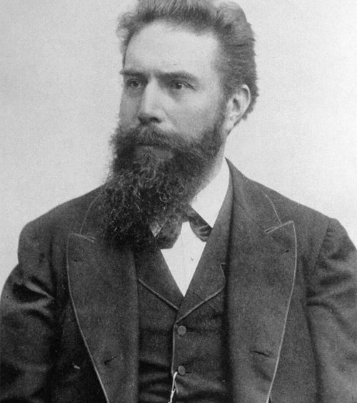 Wilhelm Rontgen, X-ışınlarını keşfettiği için ilk Nobel Fizik Ödülü'nü aldı.