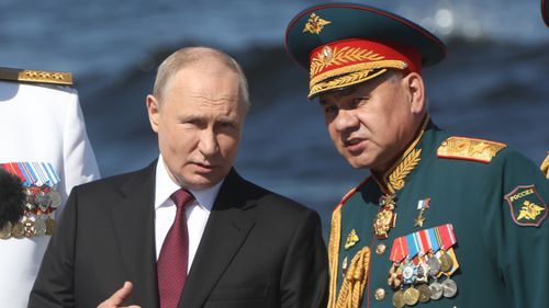 SAN PIETROBURGO, RUSSIA - 30 LUGLIO (RUSSIA OUT) il presidente russo Vladimir Putin (L) parla con il ministro della Difesa Sergey Shoigu (R) durante una parata annuale del giorno della Marina, il 30,2023 luglio, a San Pietroburgo, Russia. Il presidente Putin con 4 leader africani che hanno partecipato al vertice russo-africano, ha rivisto la parata principale della giornata navale sul fiume Neva. (Foto del collaboratore/Getty Images)