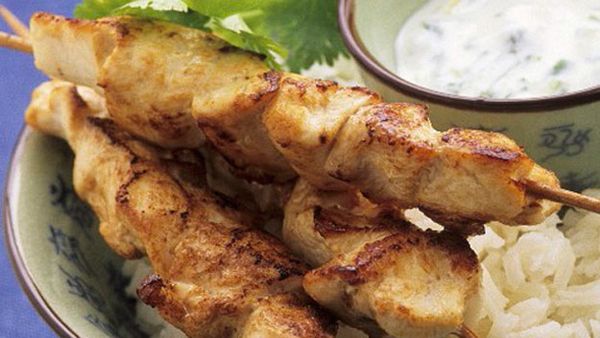 Chicken kebabs with rice and yoghurt sauce