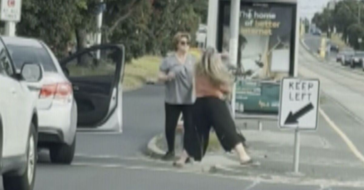 Two women filmed trading blows on busy Melbourne road in peak hour - 9News