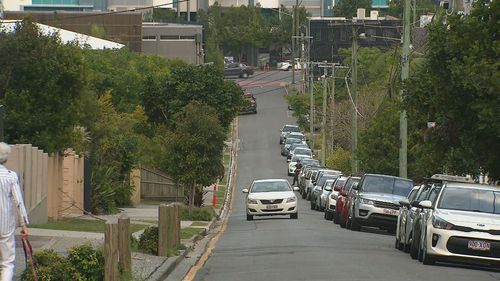 Un homme a été accusé d'avoir agressé deux femmes et de les avoir retenues captives après les avoir rencontrées à Brisbane.