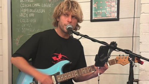 Andre de Ruyter, 27 anos, foi uma das quatro vítimas atacadas por tubarões em 48 horas no mês passado, depois de ter sido mordido por um suposto tubarão-touro enquanto surfava em North Steyne Beach, em Manly, Sydney, em 19 de janeiro.