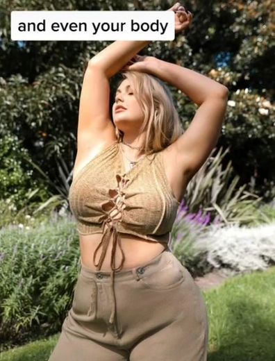 Australian plus-sized model calls out fashion retailer for photoshopping  her body: 'Just a reminder' - 9Honey