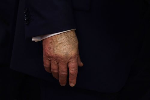 Başkan Donald Trump Oval Ofis'te konuşuyor.