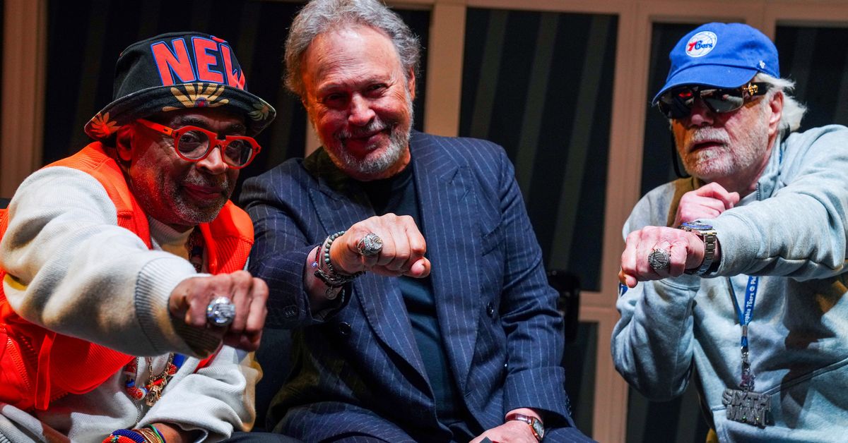 Billy Crystal and Spike Lee take their places at the Hall of Fame as basketball superfans