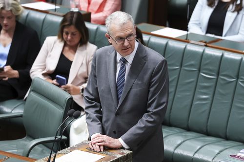 Ministro do Interior, Ministro da Imigração e Cidadania, Ministro da Segurança Cibernética, Ministro das Artes e Líder da Câmara, Tony Burke, durante a apresentação e moção para segunda leitura do Projeto de Lei de Combate ao Antissemitismo, Ódio e Extremismo (Leis sobre Armas de Fogo e Alfândegas) 2026, na Câmara dos Representantes no Parlamento em Canberra na terça-feira, 20 de janeiro de 2026. fedpol Foto: Alex Ellinghausen
