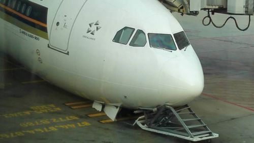Singapore Airlines Airbus collapses onto nosegear at gate