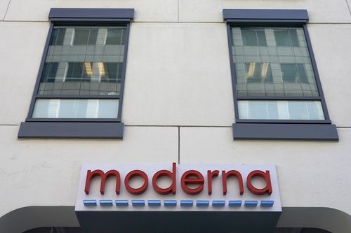 Moderna, Inc. 的横幅 2020 年 12 月 15 日挂在马萨诸塞州剑桥市总部 