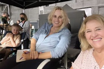 Rebel Wilson on set with her mother and niece
