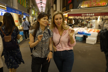 Catriona Rowntree experiences the famous seafood of Kanazawa, from vending machine sushi to the Omicho fish market on Getaway 2024.