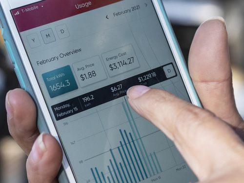 Un consumatore indica la sua bolletta elettrica di Griddy Energy su un'app che mostra il suo costo energetico di $ 3114,27.