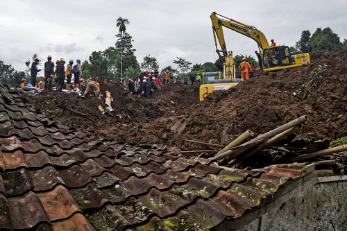 Salvatori caută victime într-un sat lovit de un cutremur cauzat de o alunecare de teren în Cianjur, Java de Vest, Indonezia, sâmbătă, 26 noiembrie 2022. 