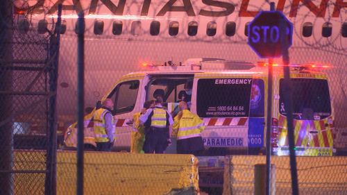 Un membre de l'équipage de Qantas a été transporté à l'hôpital après l'atterrissage d'un avion à Melbourne dans la nuit.