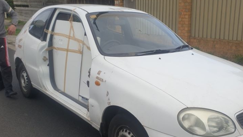 Victorian man driving to WA to visit sister with coronavirus stopped for sticky-taped door