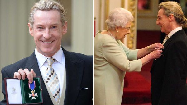 Ian Carmichael receiving the honour from the Queen. (AAP)