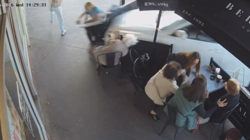La CCTV ha catturato il momento scioccante in cui le due donne sono state investite dall'auto fuori dal bar di Melbourne.