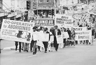 Who chaired the 1973-74 royal commission into Aboriginal land rights?