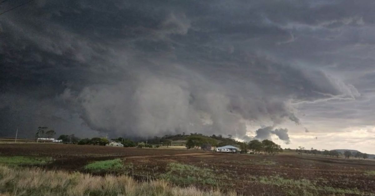 Power cut to hundreds as severe storm pummels Queensland
